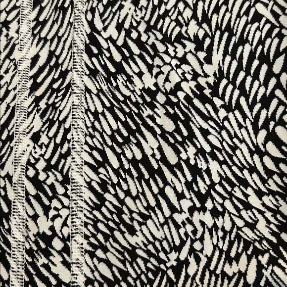 Athleta Ultimate Stash Textured Print 7/8 Leggings EUC Sz L Petite - Picture 2 of 8